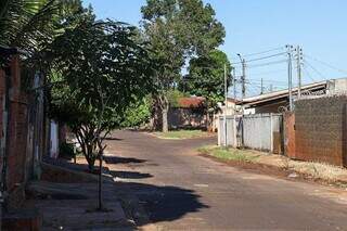 Rua onde jovem foi assassinado na madrugada de domingo (28), no Conjunto Residencial Estrela do Sul, em Campo Grande (Foto: Henrique Kawaminami)