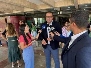 Prefeito Alan Guedes durante entrevista coletiva em Campo Grande, na semana passada (Foto: Divulgação)