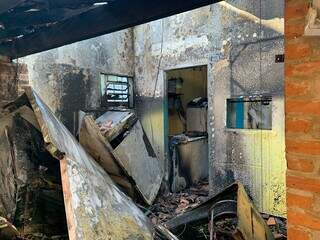 Cozinha de bar ficou destruída por incêndio, em Campo Grande (Foto: Natália Olliver)