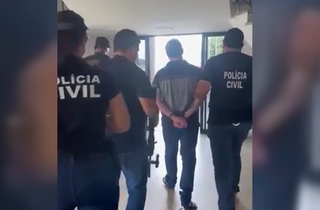 Momento da prisão do advogado que foi encontrado em hotel de  Pedro Juan Caballero (Foto: reprodução / vídeo) 