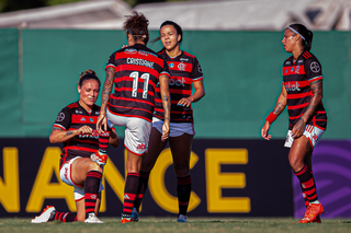 Jogadoras comemoram gol marcado por Cristiane. (Foto: Paula Reis/Flamengo)