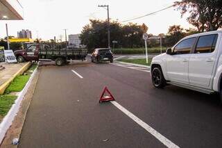 Veículo quebrou meio-fio e chegou a invadir posto de gasolina, na Avenida Mato Grosso (Foto: Juliano Almeida)