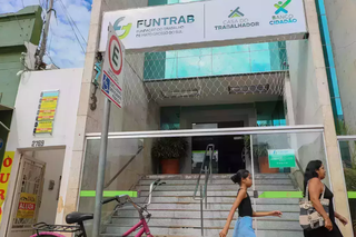 Pessoas transitam em frente à sede da Funtrab em Campo Grande. (Foto: Arquivo/Marcos Maluf)