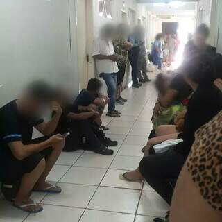 No corredor de UPA, pacientes aguardam serem atendidos sentados no chão (Foto: Direto das Ruas)