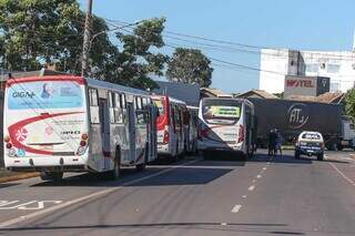 Quatro ônibus do transporte coletivo tiveram que parar na Av. Salgado Filho (Foto: Marcos Maluf)