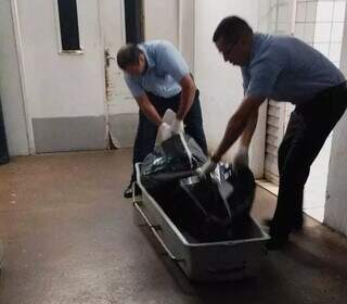 Corpo de Blayon sendo retirado do local onde foi morto no domingo (Foto: Divulgação | GCM)