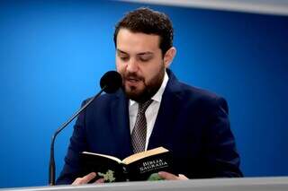 Vereador Claudinho Serra lê trecho da Bíblia durante sessão da Câmara de Campo Grande (Foto: CMCG/Divulgação)