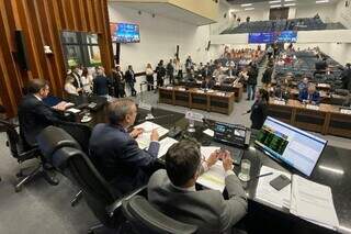 Duputados estaduais durante sessão ordinária nesta terça-feira (30) (Fotos: ALMS/ Divulgação)