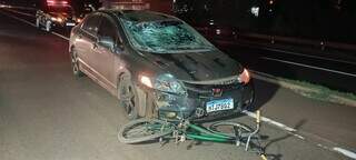 Para-brisa de Honda Civic foi quebrado com impacto da colisão. (Foto: Leandro Holsbach)