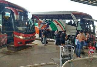 Passageiros embarcando em ônibus da Andorinha, na rodoviária de Campo Grande (Foto: Arquivo/Paulo Francis)