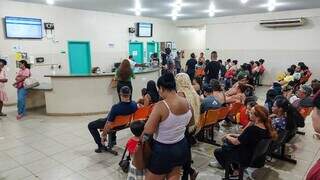 Pacientes aguardando na UPA Univerisitário (Foto: Juliano Almeida)