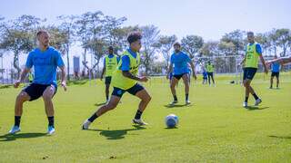 Jogadores do Grêmio em treino com bola na preparação para Copa do Brasil (Foto: Eduardo Muniz)