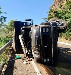 Caminhão tombado em rodovia de Figueirão. (Foto: MS Todo Dia)