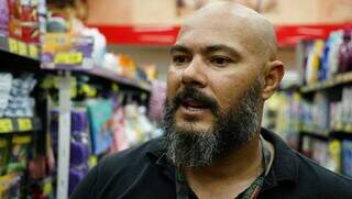 Edson Carlos, gerente do supermercado Nunes, em Campo Grande. (Foto: Alex Machado)
