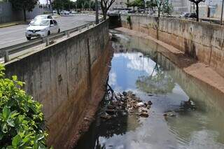 Região onde a jovem caiu no início da tarde desta terça-feira (30) (Foto: Paulo Francis)&nbsp;