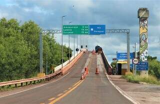Ponte sobre o Rio Paraguai com uma pista interditada, em março deste ano (Foto: Saul Schramm/Governo de MS)