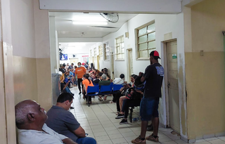 Paciente aguardando atendimento no CRS Tiradentes (Foto: Juliano Almeida)