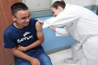 Aluno do Senac é vacinado contra dengue; prazo para 1ª dose vai até 19 de maio (Foto: Divulgação)