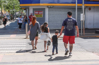 Família passeia pela região central de Campo Grande (Foto: Arquivo)
