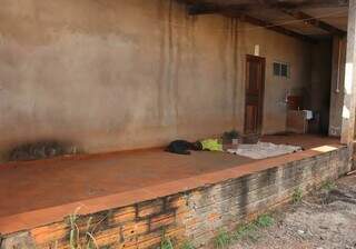 Corpo de Leandro estava caído na varanda da casa abandonada (Foto: MS Todo Dia)