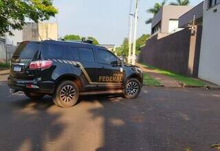 Viatura da Polícia Federal chega à delegacia em Dourados (Foto: Arquivo)