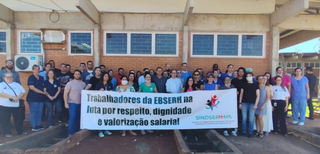 Paralisação de trabalhadores na manhã desta terça-feira (3) no Hospital Universitário em Campo Grande (Foto: Direto das Ruas)