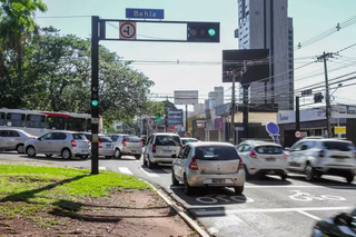 Trânsito parado no cruzamento da Avenida Afonso Pena e Rua Bahia. (Foto: Marcos Maluf)