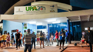 Movimentação de pacientes ontem à noite na UPA Universitário (Foto: Juliano Almeida) 