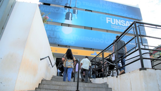 Candidata sobe escadas que dá acesso aos guichês de atendimento da Funsat, em Campo Grande. (Foto: Arquivo/PMCG)
