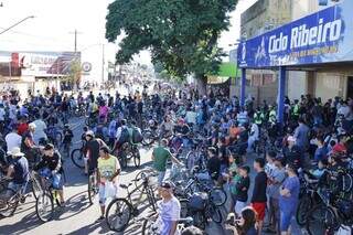 Concentração dos ciclistas na Avenida das Bandeiras. (Foto: Paulo Francis)