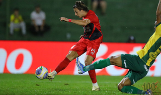 Jogadores disputam a posse da bola em confronto da Copa do Brasil. (Foto: Gustavo Oliveira/athletico.com.br)