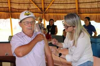 Senhor toma vacina contra a gripe em ponto de vacinação da Capital. (Foto: Arquivo)