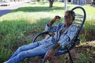 O aposentado Sebastião Caju descansa na cadeira neste feriado, enquanto o trabalho o espera na oficina (Foto: Paulo Francis)