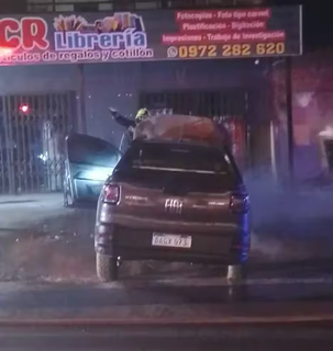 Veículo teve a parte dianteira destruída em incêndio. (Foto: Reprodução/ABC Color)