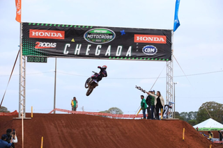 Motociclista faz manobra no ar ao chegar na linha de chegada do circuito, em 2023. (Foto: Arquivo/CBM)