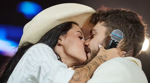 Ana Castela e Gustavo Mioto reatam namoro no palco e alfinetam imprensa