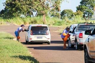 Voluntários conversam com motoristas em rodovia na tarde de quarta-feira (Foto: Juliano Almeida)