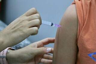 Aplicação de dose da vacina contra a gripe em Campo Grande (Foto: Paulo Francis)
