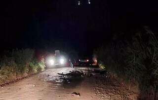 Destroços da motocicleta caídos na estrada vicinal que liga assentamento a Terenos. (Foto: Terenos MS +79/Facebook)