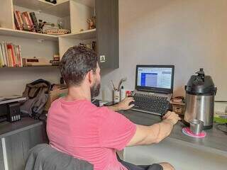 Marcus Matos, analista de TI, estuda para o CNU e outros concursos em casa (Foto: Marcos Maluf)