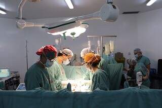 Equipe da Santa Casa de Campo Grande durante cirurgia de transplante em 2020. (Foto: Assessoria)