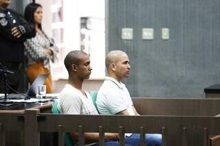 Vandelson e Talisson sentados no banco dos réus durante julgamento (Foto: Henrique Kawaminami)