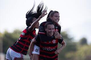 Jogadoras do Flamengo comemoram gol de Gisseli. (Foto: Paula Reis/CRF)