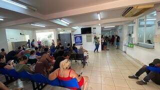 Pessoas aguardando atendimento médico na UPA Leblon, em Campo Grande (Foto: Antonio Bispo)