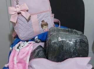 Tabletes de skunk estavam escondidos na bolsa da bebê (Foto: divulgação PRF)