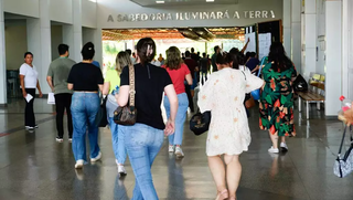 Candidatos circulam em pátio de universidade antes da aplicação de provas. (Foto: Alex Machado)