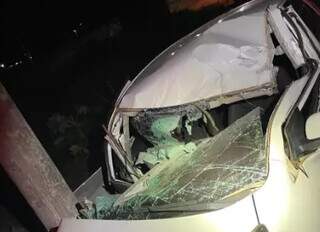 Carro ficou destruído após acidente em Ponta Porã (Foto: reprodução)
