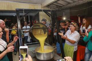 “Tombo da Polenta”, tradição centenária levada pelos Italianos para o Sul do Brasil onde o público assiste, participa e degusta gratuitamente a tradicional polenta da ‘Nona’