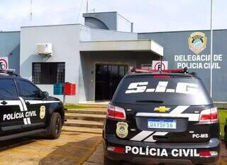 Viaturas da Polícia Civil em frente à Delegacia de Amambai, que investiga o caso. (Foto: Divulgação)