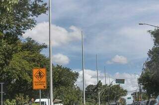 Primeiras estruturas já puderam ser avistadas por quem passa pela avenida, no Parque dos Poderes (Foto: Marcos Maluf)